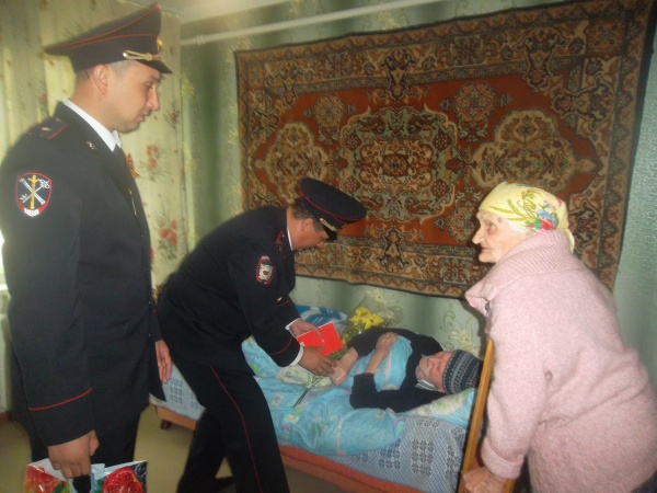 Сотрудники Ленинской полиции поздравили ветеранов Великой Отечественной войны