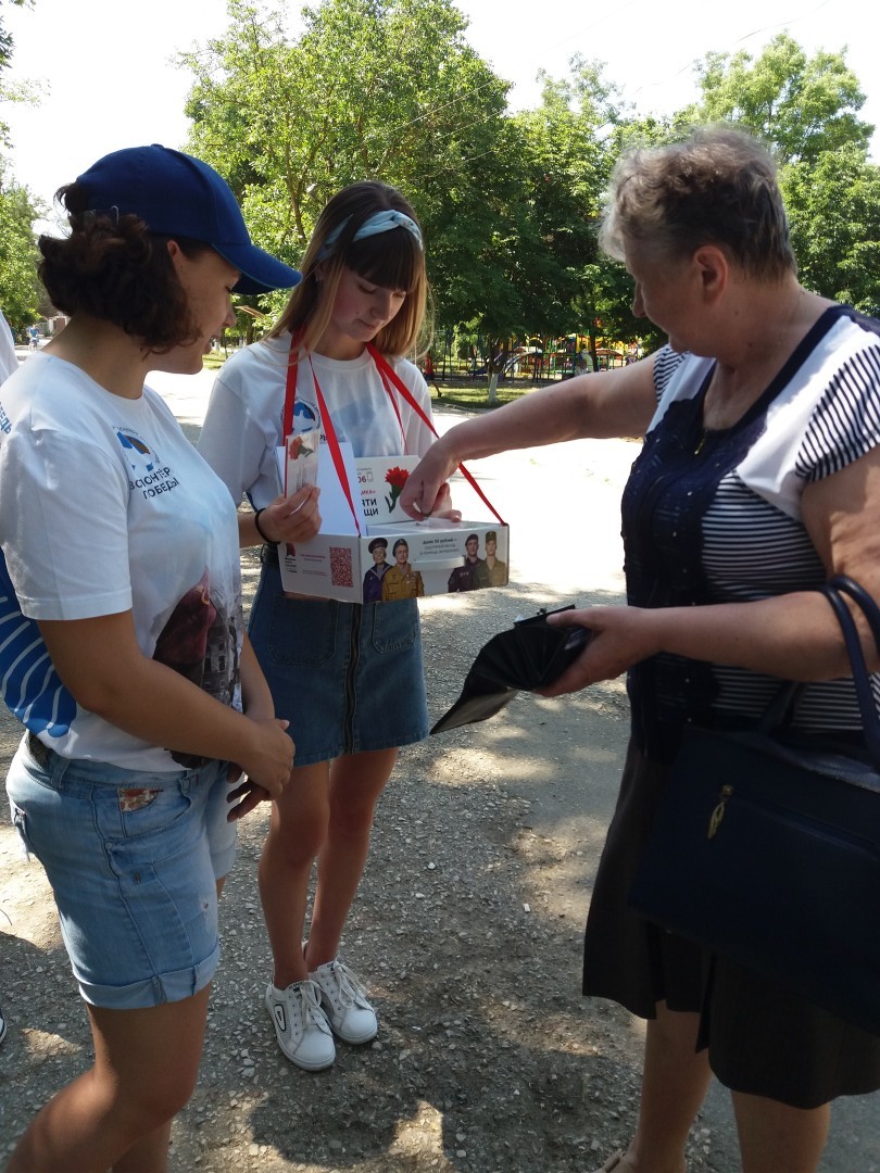 Жители Ленинского района могут принять участие в благотворительной акции «Красная гвоздика»