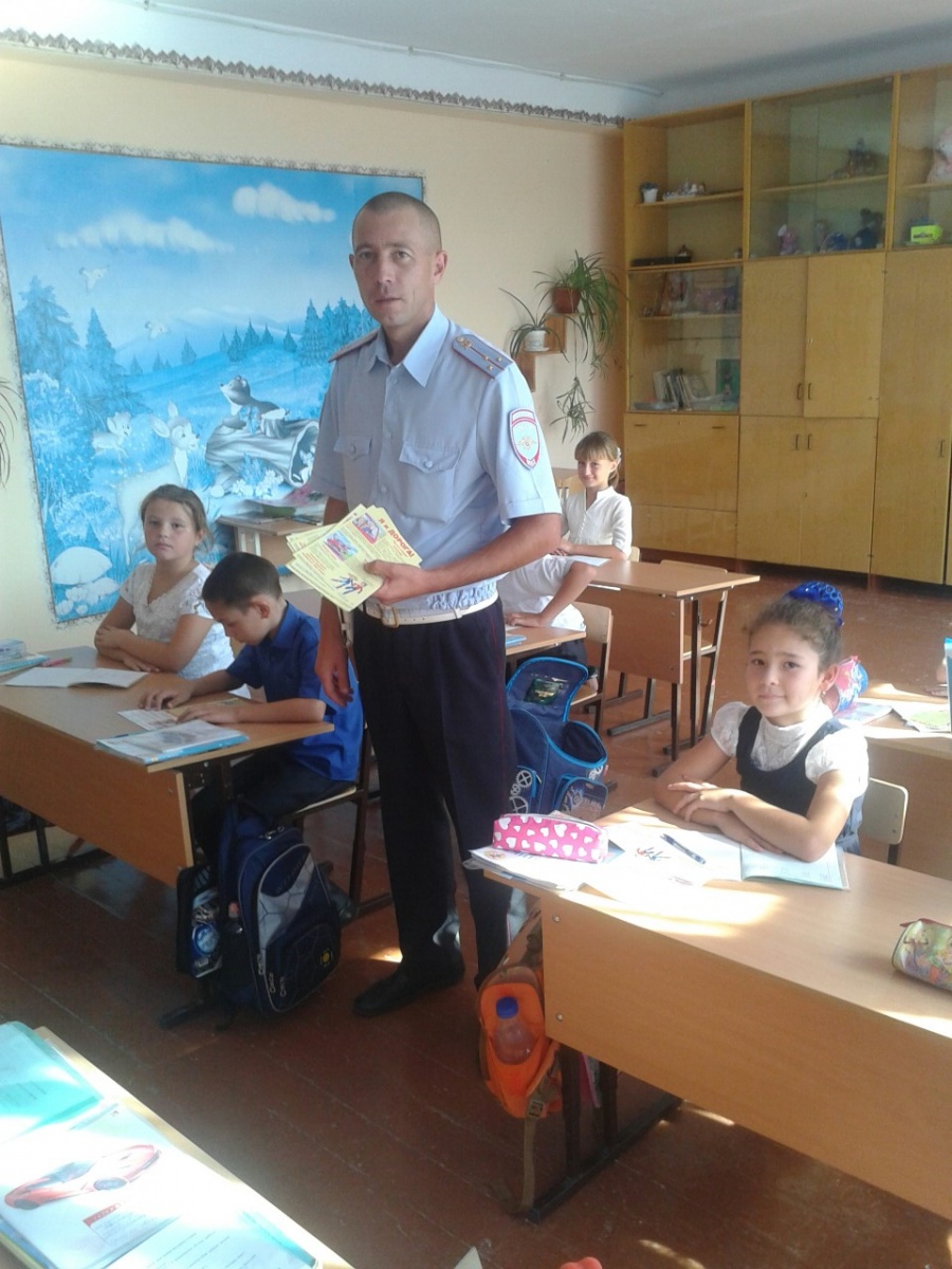 Дорожные полицейские Ленинского района провели уроки безопасности в школах Дорожные полицейские Ленинского района провели уроки безопасности в школах