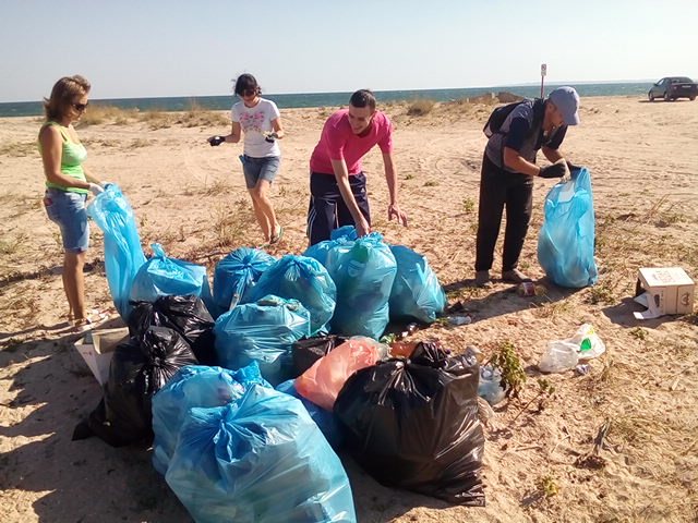 Администрация Ленинского района приняла участие в субботнике в рамках акции «Сделаем Крым чистым