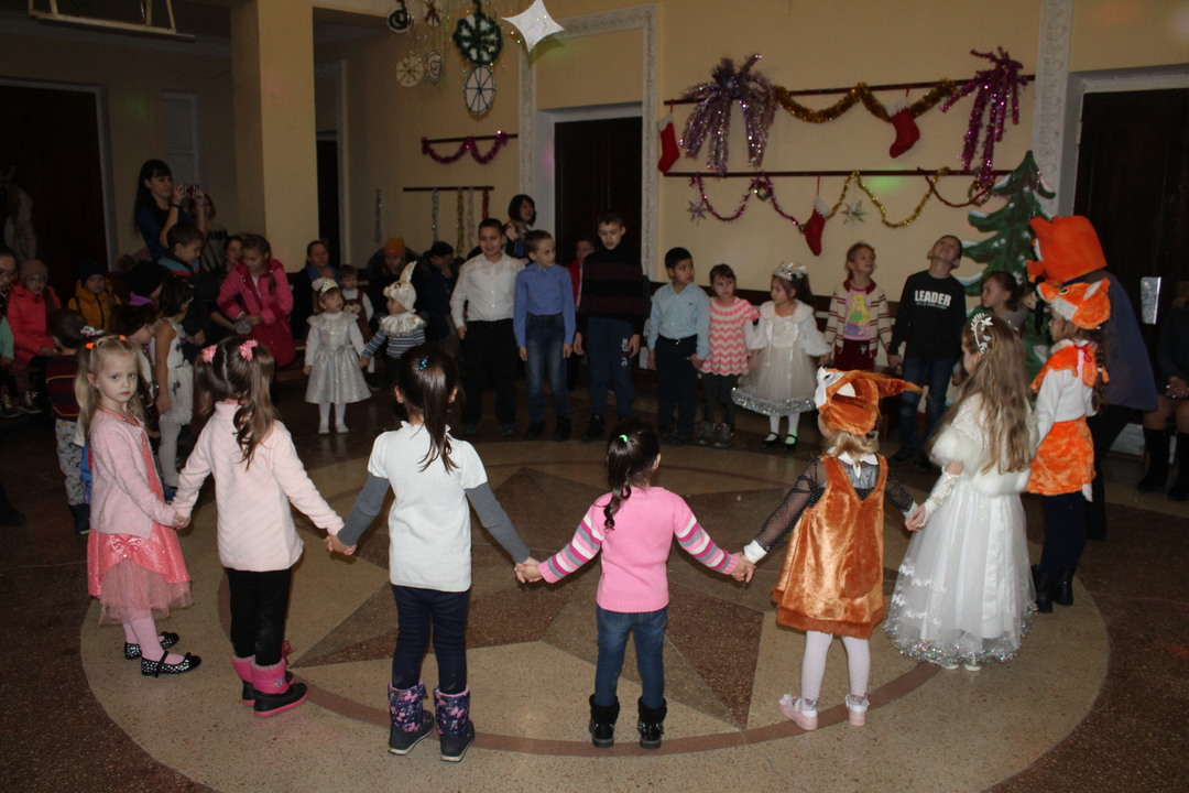 В РДК «Горизонт» детей на новогодней ёлке пришли поздравить Дед Мороз и Снегурочка