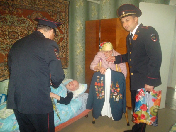 Сотрудники Ленинской полиции поздравили ветеранов Великой Отечественной войны