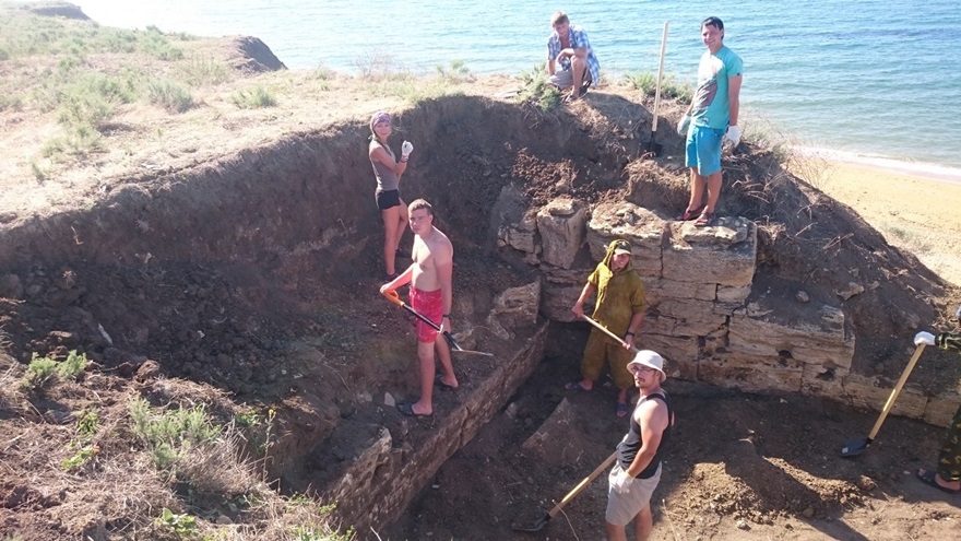 В Ленинском районе археологи нашли ограбленные мародерами античные склепы 