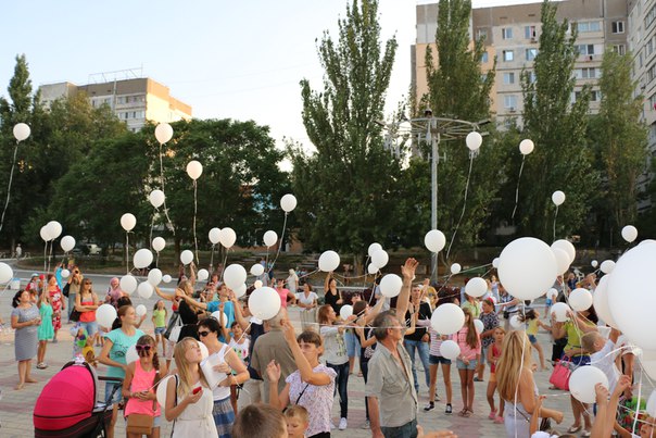 Сотни белых шаров поднялись в небо над городом Щёлкино