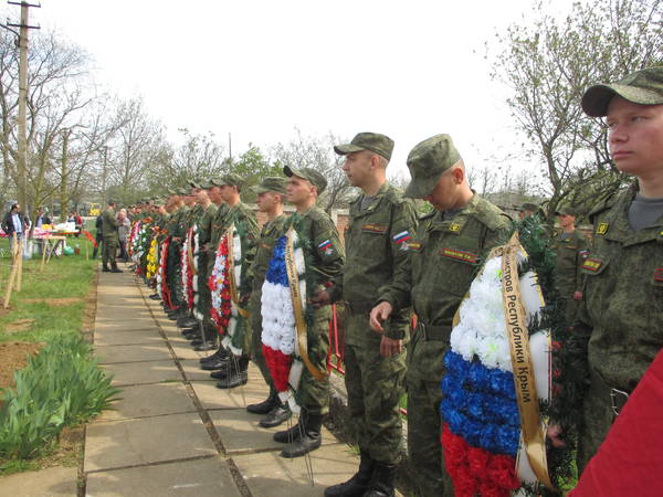 Торжественное перезахоронение останков советских воинов  в Ленинском районе